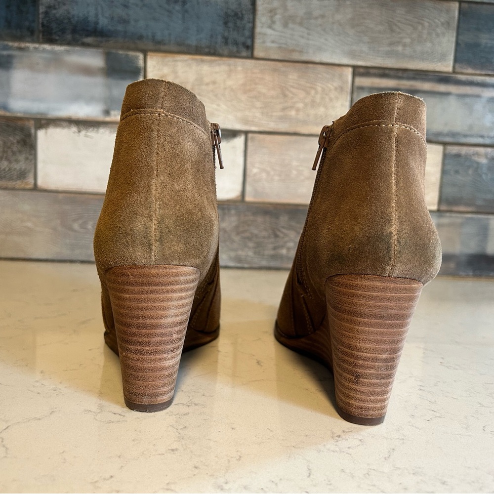 Lucky Brand Yabba Suede Tan Block Heel Wedge Ankle Boots 8.5/39 - Picture 7 of 14